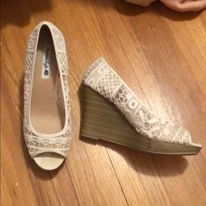 Ivory crochet peep toe shoes. Great condition!